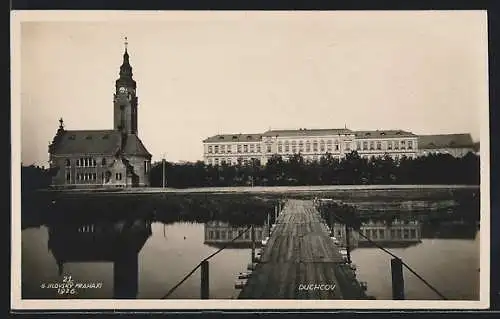 AK Duchcov, Blick von Steg auf Kirche am Ufer