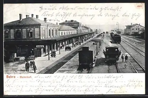 AK Bebra, Bahnhof mit Reisenden auf dem Bahnsteig