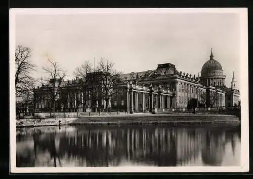 Foto-AK Deutscher Kunstverlag, Nr. 32: Potsdam, Stadtschloss von der Langen Brücke aus