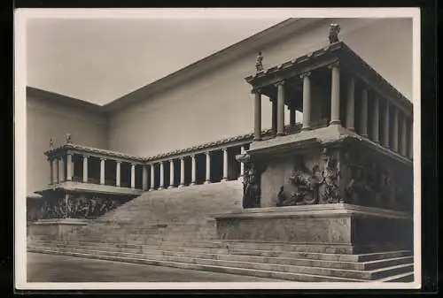 Foto-AK Deutscher Kunstverlag, Nr. 2: Pergamon-Museum zu Berlin, der Altar von Pergamon