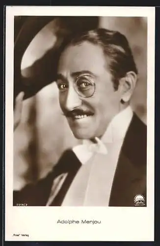 AK Schauspieler Adolphe Menjou, mit Monokel und Zylinder, der Blick in die Kamera gerichtet