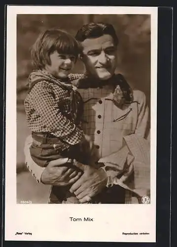 AK Schauspieler Tom Mix mit Jungen auf dem Arm