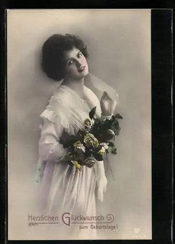 Foto-AK GL Co Nr. 6224 /4: Junge Dame mit Rosenstrauss, Geburtstagsgruss