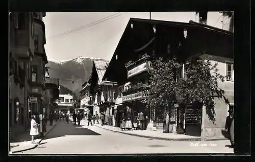 AK Zell am See, Friseur, Strassenpartie mit Frauen in Tracht