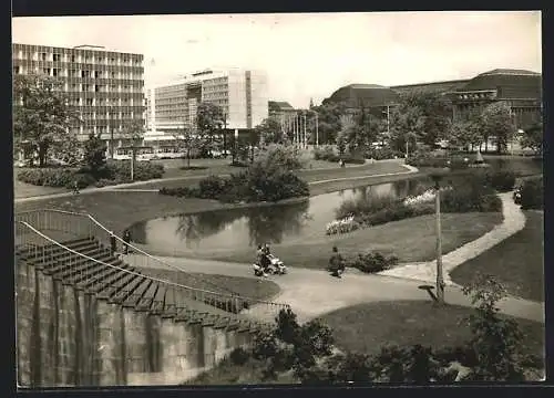 AK Leipzig, Schwanenteich mit Hotel Stadt Leipzig und Hauptbahnhof