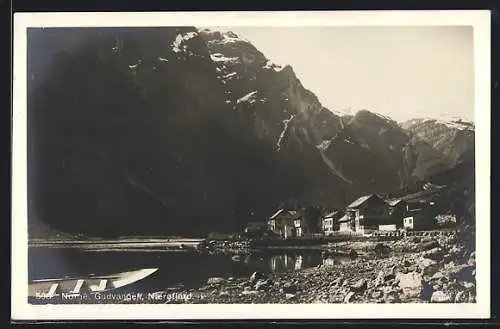 AK Gudvangen /Naerofjord, Uferpartie mit Ort und Ruderboot