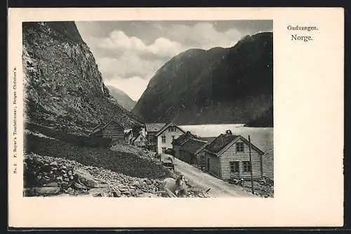 AK Gudvangen, Strassenpartie mit Holzhäusern am Fjord