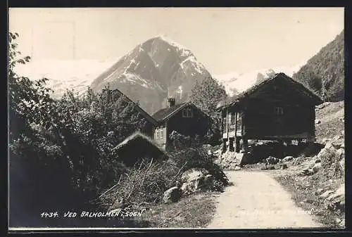 AK Balholm, Blick auf Holzhäuser und Berge