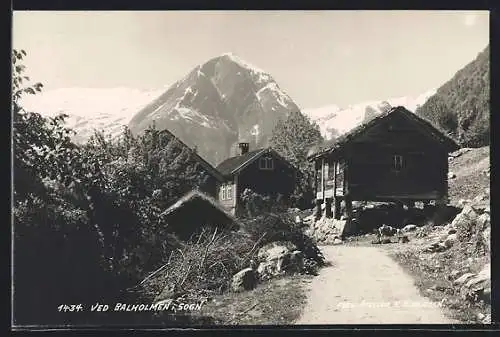 AK Balholm, Blick auf Holzhäuser und Berge