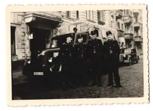 5 Fotografien unbekannter Fotograf, Ansicht Berlin-Friedrichshain. KVP - Polizeiwache, Polizisten m. LKW Phänomen Granit