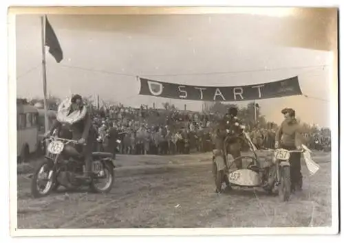 2 Fotografien unbekannter Fotograf, Ansicht Berlin-Grünau, Motorradrennen mit Seitenwagen des MC Grünau, Motorrad AWO GS