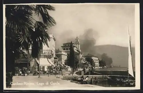 AK Gardone-Riviera, Strassenpartie am Ufer des Gardasees, Pasticceria