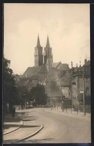 AK Oschatz, Strassenpartie mit Blick zur Kirche