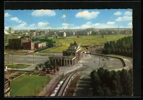 AK Berlin, Grenze am Brandenburger Tor nach dem 13. August 1961 aus der Vogelschau