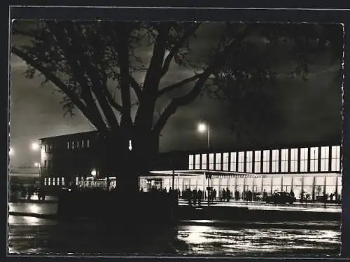 AK Ludwigshafen /Rhein, Der Bahnhof am Abend