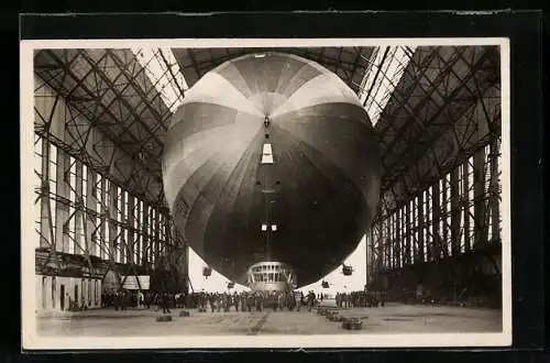 AK Luftschiff LZ 127 Graf Zeppelin beim Einbringen in die Halle