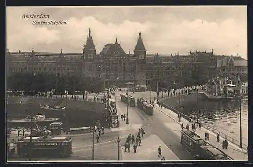 AK Amsterdam, Centraalstation, Bahnhof, Strassenbahnen und Passanten, Ansicht von oben