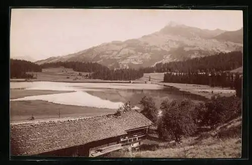 Fotografie Fritz Gratl, Innsbruck, Ansicht Schwarzsee, Gebäude am Seeufer mit Blick zum Horn