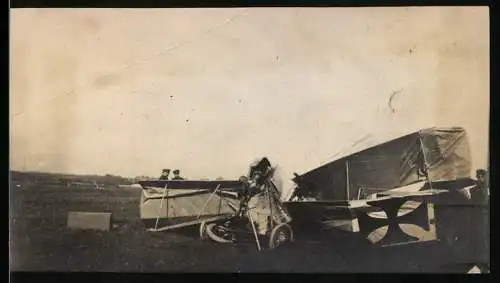 Fotografie 1.WK, Flugzeug-Wrack der Deutschen Luftstreitkräfte