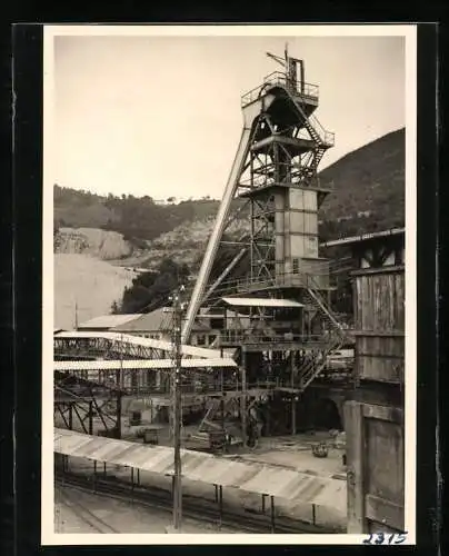 Fotografie unbekannter Fotograf, Ansicht Gavorrano, Bergbau, Bergwerk mit Förderturm