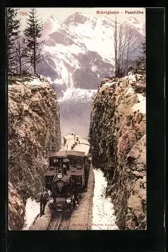 AK Brünigbahn, Passhöhe, Bergbahn zwischen den Felsen