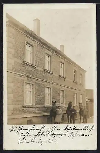 Foto-AK Grossdölzig, Pferdewirt vor einem Haus stehend