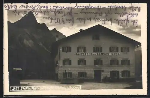 AK Ehrwald, Gasthof Grüner Baum mit Strasse und Bergspitzen