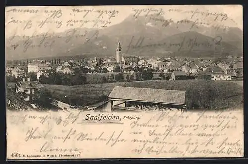 AK Saalfelden /Salzburg, Ortsansicht gegen das Gebirge