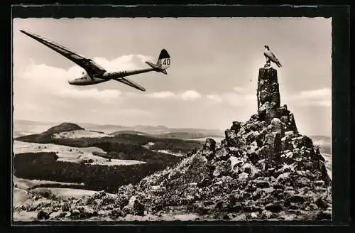 AK Gersfeld, Segelflieger über d. Fliegerdenkmal Wasserkuppe