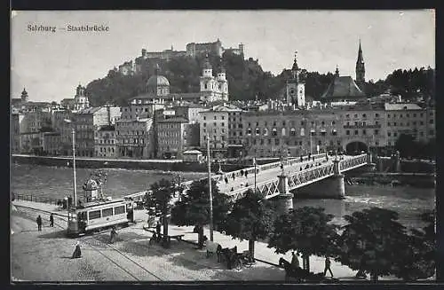 AK Salzburg, Staatsbrücke mit Strassenbahn und Blick auf Stadt und Burg