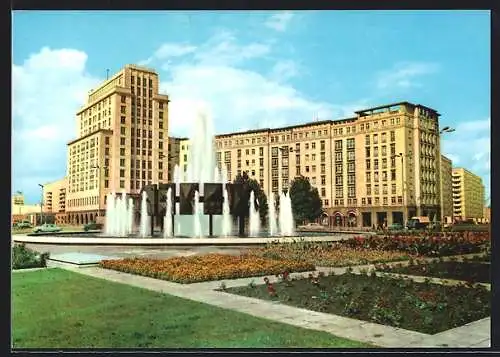 AK Berlin, moderne Architektur, Wasserspiel auf dem Strausberger Platz