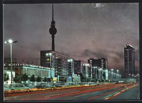 AK Berlin, Karl-Marx-Allee mit Konzertcafe Moskau am Abend