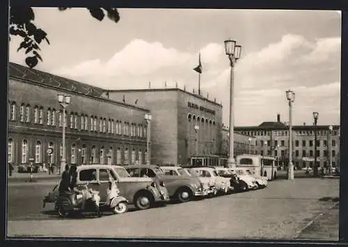 AK Berlin, Autos vor dem Ostbahnhof