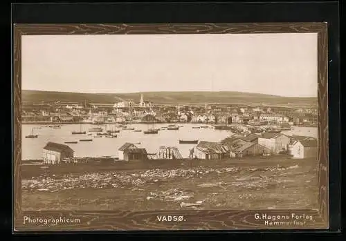 Fotografie G, Hagens Forlag, Hammerfest, Ansicht Vadsö, Gesamtansicht mit Hafen