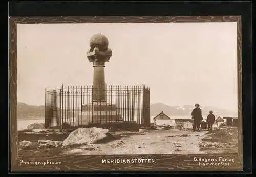 Fotografie G. Hagens Forlag, Hammerfest, Ansicht Hammerfest, Meridianstötten / Norwegen, Meridianmonument