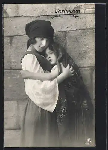 Foto-AK RPH Nr. 4167 /1: Verlassen, Mutter hält ihre Tochter im Arm
