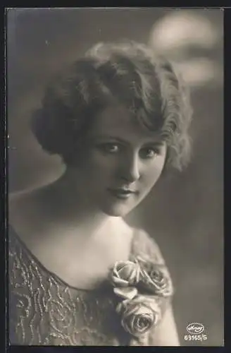 Foto-AK Amag Nr. 63165 /5: Hübsche junge Frau mit Rosen am Dekollete