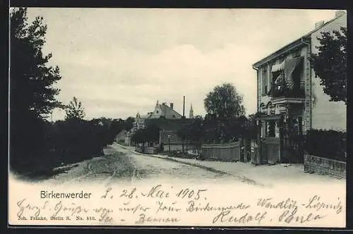 AK Birkenwerder, Strassenpartie mit Kirche im Hintergrund