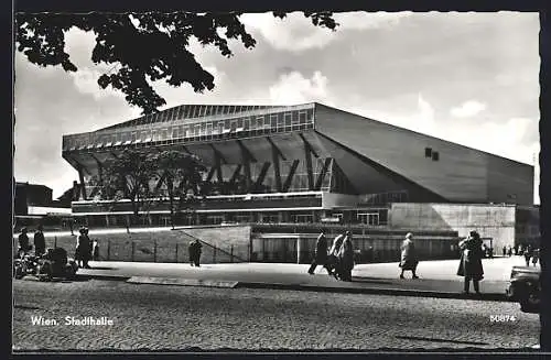 AK Wien, Stadthalle mit Besuchern