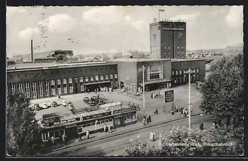 AK Oberhausen / Rheinland, Passanten am Hauptbahnhof