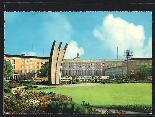 AK Berlin, Luftbrückendenkmal am Flughafen Tempelhof