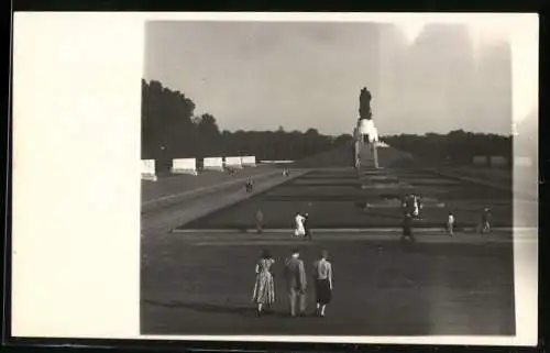 Fotografie unbekannter Fotograf, Ansicht Berlin-Treptow, Sowjetisches Ehrenmal