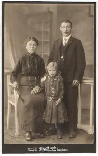 Fotografie Gebr. Strauss, Mannheim, U16, junge Familie mit ihrer Tochter im gestreiften Kleid und blonden Haaren