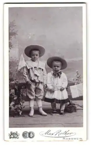 Fotografie Max Rother, Rosswein, Mittelstr. 17, Ein junger Knabe im Matrosenoutfit neben seiner kleinen Schwester
