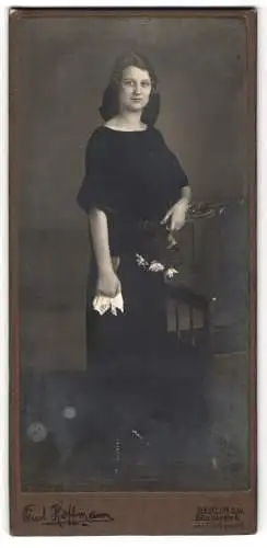 Fotografie Paul Hoffmann, Berlin, Blücherstr. 6, Junge Dame im schwarzen Kleid mit einem Strauss Blumen