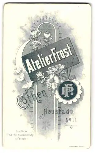 Fotografie Atelier Frost, Cöthen, Neustadt 11, Ansicht Cöthen, Monogramm des Fotografen nebst Blumenverzierung