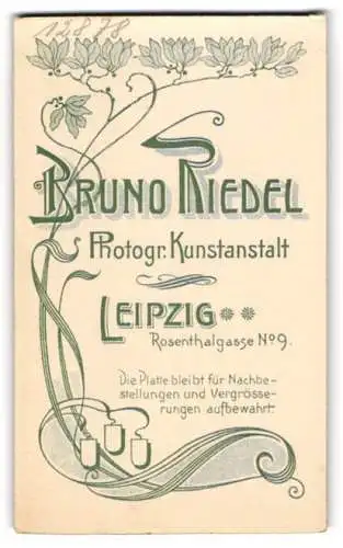 Fotografie Bruno Riedel, Leipzig, Rosenthalgasse 9, Anschrift des Ateliers mit Jugendstil Verzierung