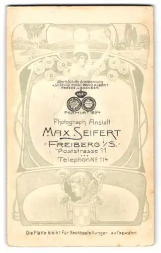 Fotografie Max Seifert, Freiberg i. Sa., Poststr. 11, Frau streckt Spiegel empor, Jugendstil Umrandung