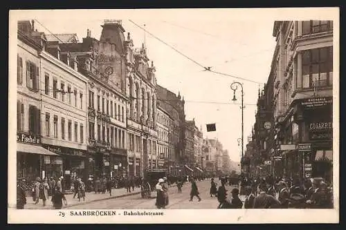AK Saarbrücken, Bahnhofstrasse, Geschäfte und Passanten