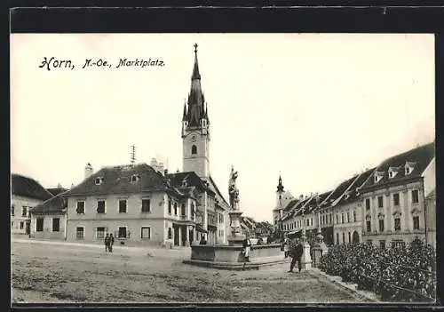 AK Horn /N.-Ö., Marktplatz mit Brunnendenkmal und Kirchturm